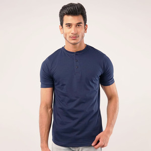 T-shirt Henley homme col rond, manches courtes, tissu jersey 100% coton, coupe slim, respirant, écologique, été. - Product Image 1