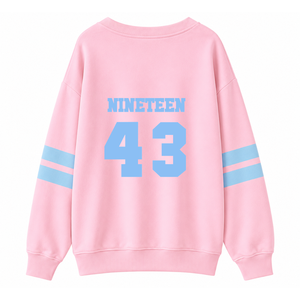 Sweat-shirt universitaire respirant personnalisé Gamma Phi Delta Sorority avec logo brodé sur le devant, bleu ciel rose, manches longues pour femme - Product Image 3