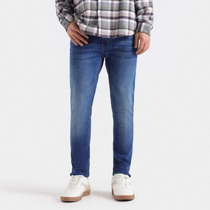 Jean en denim pour homme coupe classique, délavage clair, avec un look vintage, fermeture à boutons robuste et jambe droite confortable. - Product Image 4