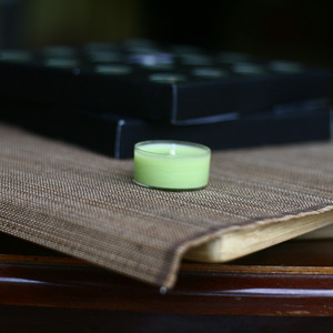 Bougie votive en cire de paraffine verte dans un pot en métal, style moderne, bougie parfumée pour les fêtes, aromathérapie pour la décoration de la maison - Product Image 1