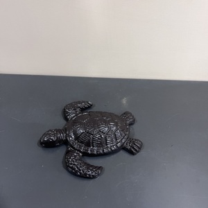 Escultura Decorativa de Tortuga Moderna en Aluminio con Acabado Marrón para Decoración de Mesa en Diwali - Product Image 3