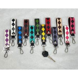 Porte-clés élégant en cuir de vachette à carreaux, motif personnalisé de créateur, cordon élégant personnalisé avec fermoir - Product Image 1