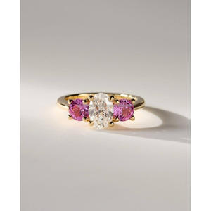 Bague de fiançailles à trois pierres en diamant de laboratoire taille ovale avec pierres latérales en saphir rose en or jaune, bague de promesse de mariage - Product Image 1