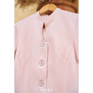 Blusa Elegante Rosa para Mujer con Cuello Mandarín y Abertura en el Escote, Estilo Peplum, para Oficina o Casual, Diseño Personalizado ODM OEM DORIS - Product Image 6