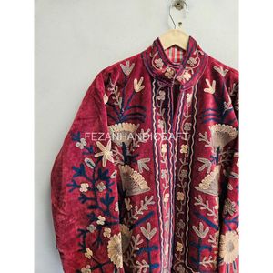Chaqueta de Terciopelo Bordada para Mujer, Cuello Mandarín, Estampado Floral, Prenda de Invierno Hecha a Mano - Product Image 5