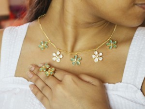 Ensemble de bijoux Aqua Quartz Flower Set, collier et boucles d'oreilles, fabrication artisanale en laiton plaqué or 18 carats - Product Image 5