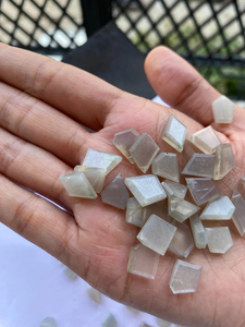 Hermosas Virutas de Cristal de Piedra Lunar Gris Natural Pulido para Equilibrio Energético Positivo, para Fabricación de Joyería, Precio de Fábrica - Product Image 2