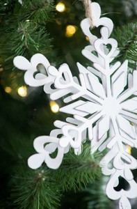 Ornements suspendus en forme de flocons de neige blancs en métal, best-sellers à prix abordable - Product Image 2