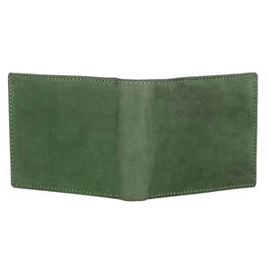 Portefeuille en cuir classique pour homme avec une fabrication élégante, une texture lisse et un matériau durable et résistant. - Product Image 6