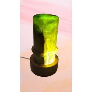 Lámpara de Mesa LED de Resina Epoxi Hecha a Mano con Base de Madera, Lámpara Decorativa de Lujo para el Hogar y la Oficina - Product Image 3