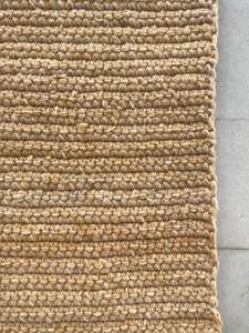 Tapis à rayures tricoté à la main, texture épaisse, prix d'usine, fabriqué en polyester, idéal pour les intérieurs de luxe et l'extérieur. - Product Image 3