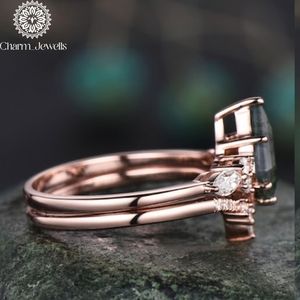 Bague de fiançailles pour femme en argent plaqué or rose avec moissanite taille coussin et pierre verte incrustée, sertie à griffes - Product Image 5
