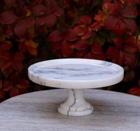 Support à gâteau rond en marbre blanc de haute qualité, réutilisable, design tendance, avec dôme en acrylique pour la décoration de cupcakes et pâtisseries, vente chaude