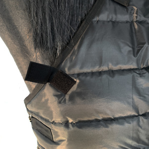 BRAND ZONE Manta de Invierno para Caballo de Forro Polar Impermeable Personalizada con 2 Correas para las Patas - Diseño de Cuello Estándar - Product Image 6