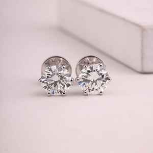 Boucles d'oreilles clous en diamant rond de laboratoire, solitaire à 6 griffes, plaqué or blanc 18 carats et platine, cadeau d'anniversaire pour les amoureux - Product Image 1