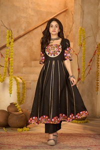 Conjunto de Kurti y Pantalón de Algodón Premium para Mujer, Bordado con Espejos Originales |   Ropa Festiva para Navratri Garba - Product Image 4