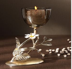 Candelabro plateado de tres brazos con detalles de hojas y una esfera central de mármol verde. Disponible a precios de mayorista. - Product Image 6