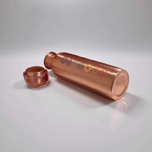 Offre Spéciale : Bouteille d'eau en cuivre pur de calibre lourd, stockage d'eau ayurvédique, idéale pour les cadeaux d'entreprise, disponible au prix export. - Product Image 3
