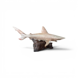 Statue de requin blanc en bois faite à la main, base de présentation rustique en bois flotté, décoration d'intérieur nautique, accent de vie marine - Product Image 2