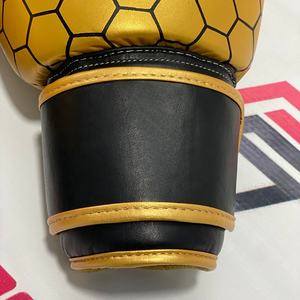 Gants de boxe Muay Thai professionnels personnalisés OEM avec rembourrage souple, protection UV, sangle de poignet réglable, arts martiaux authentiques - Product Image 4