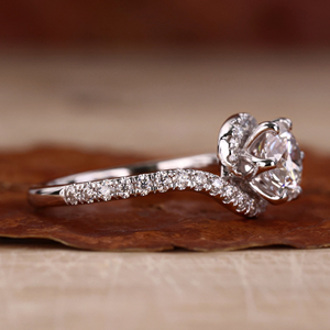 Anillo de Compromiso con Halo de Moissanita de Corte Redondo, Banda Trenzada con Diamantes Pavé, Anillo de Novia de Oro Blanco para Mujer - Product Image 2