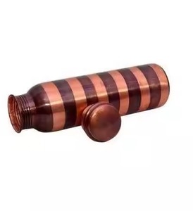 Bouteille d'eau en cuivre portable de style rétro avec couvercles inclus et motif rayé - Product Image 1