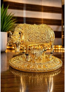 Idole de veau Kamdhenu de luxe faite à la main avec placage or 24 carats, cadeau religieux multi-pièces pour les festivals, les inaugurations de maisons et les mariages - Product Image 2