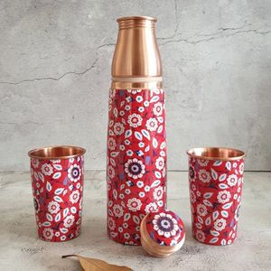 Ensemble de bouteilles d'eau en cuivre pur imprimées Kalamkari à motifs floraux, fabriquées à la main, avec 2 gobelets assortis pour la maison et le bureau - Product Image 6