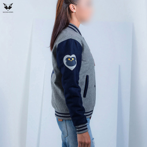 Veste universitaire grise pour femme avec manches marine, col boutonné, manches longues, design avec poches plaquées, idéale pour l'automne et l'hiver - Product Image 4