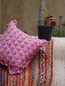 Housse de coussin artisanale moderne bohème en coton à volants, imprimé floral indien, pour la maison et l'hôpital, luxe, avec franges et volants - Product Image 5