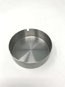 Cenicero de metal artesanal con un diseño elegante y duradero que combina funcionalidad con un atractivo decorativo. - Product Image 1