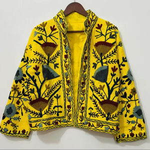 Blouson Bomber Respirant Tricoté Main Brodé Kantha en Coton Indien pour Femme, Style Bohème Ethnique, Vêtement de Festival Matelassé avec Lettres - Product Image 1