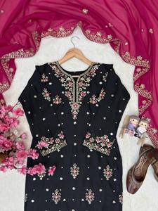 Dale un toque moderno a tu guardarropa con el nuevo conjunto de salwar kameez para mujer, ideal para fiestas. - Product Image 4
