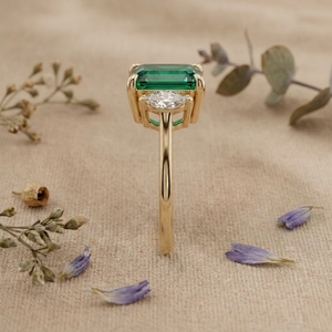 Anillo de Compromiso de Tres Piedras con Gema Verde Corte Esmeralda para Mujer, Oro de 14K, Anillo de Boda Vintage - Product Image 3