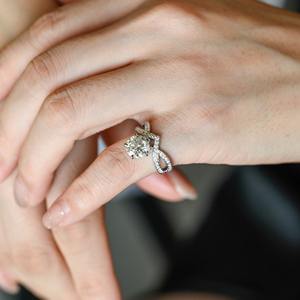 Bague de fiançailles unisexe de luxe en or massif 14 carats, sertie d'un diamant de laboratoire taille brillant de haute qualité, certifiée IGI, avec bande croisée et design exclusif - Product Image 1