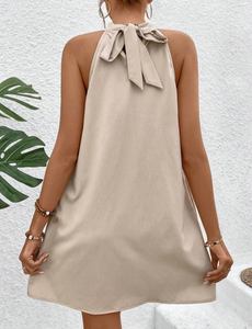 Vestido mini plisado con cuello simulado, también conocido como vestido plisado con cuello halter. - Product Image 3