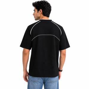 เสื้อยืดกีฬาคอวีสีดำสำหรับผู้ชายพร้อมแถบตัดสี - Product Image 2