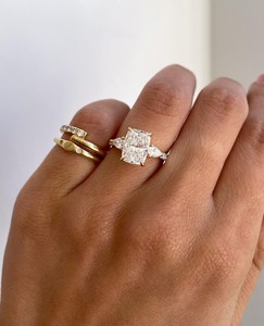 Bague à trois pierres en diamant taille coussin de 3,01 carats cultivé en laboratoire pour femme, avec breloque fine en or massif 14 carats, idéale pour un cadeau d'anniversaire - Product Image 1