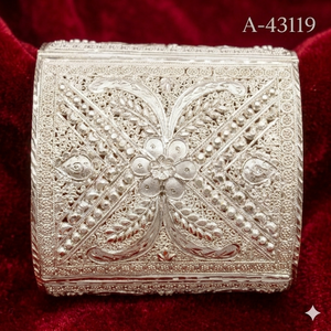Bracelet manchette plaqué or 24 carats pour femme A-43117, motif floral ajouré, bijou de mariage classique - Product Image 3