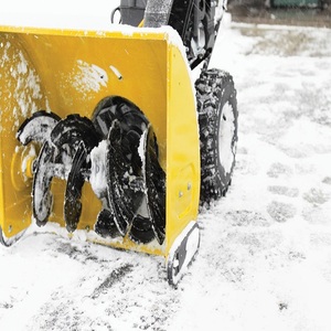 Équipement de déneigement efficace pour un dégagement rapide des allées, avec une puissance de fonctionnement élevée, une manutention facile et des performances optimales par temps neigeux - Product Image 5