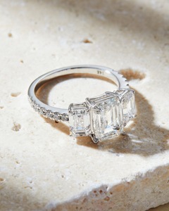 แหวนหมั้นเพชรทรงเอเมอรัลด์ 3.50 กะรัต เพชรแล็บ 14k ทองคำขาว หรูหรา รับรองโดย IGI สำหรับผู้หญิง - Product Image 1