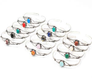 Hermoso Brazalete Hecho a Mano de Latón Plateado para Mujer, Línea Aura, Joyería Boho - Product Image 1