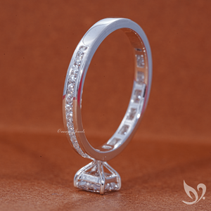 Anillo de compromiso de oro blanco de 10K con diamante de laboratorio de corte princesa de 0.50CT, certificado IGI, banda pavé de canal - Product Image 2