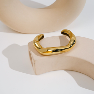 Hermosa Pulsera Kada de Metal Tradicional para Mujer con Elegantes Diseños Étnicos y Detalles Decorativos - Product Image 1