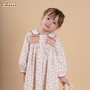 Robe pour enfants en coton 100% à fleurs smockées à la main, couleur sépia rose, automne - ODM DR4497 - Product Image 3