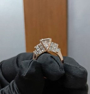 Anillo de compromiso de plata para mujer con diamante talla princesa, estilo hip hop, certificado IGI, regalo de mayo, engaste geométrico clásico de púas - Product Image 1