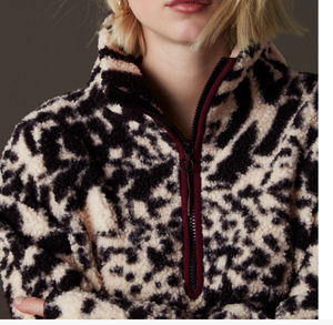 Sudadera personalizada de estilo urbano con cuello redondo, tejido grueso, 100% algodón, forro polar Sherpa, media cremallera frontal y manga larga. - Product Image 4