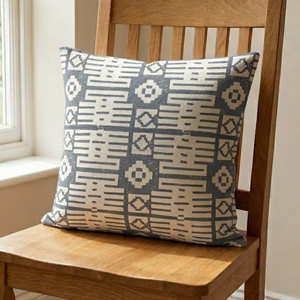 Housse de coussin décorative à motif géométrique tribal marron imprimé à la main, style global, 18 × 18 pouces - Product Image 3