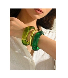 Brazalete Acrílico de Calidad de Exportación, Tamaño Personalizable, el Más Vendido, Regalo para Mujeres, Uso en Bodas, Color Verde, Precio Accesible - Product Image 1