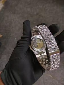 Reloj de Cuarzo de Lujo para Hombre con Diamantes de Moissanita, Elegante y Moderno - Product Image 3